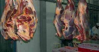 Stire din Eveniment : CONTROALE în PIEȚE / Tone de carne, retrase de la vânzare