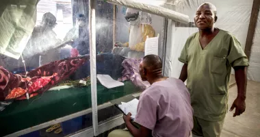Stire din Actualitate : OMS avertizează asupra extinderii epidemiei de Ebola din Congo, după peste 130 de decese raportate