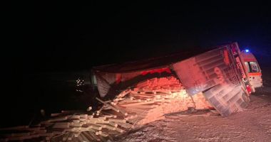 ȘOSEA BLOCATĂ. Camion cu cherestea, RĂSTURNAT pe carosabil! - 2