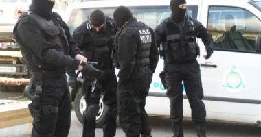 Stire din Eveniment : PERCHEZIȚII la Constanța / Mascații au descins la comercianți de fructe și legume
