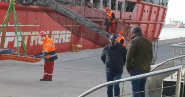 Marinarii ucraineni salvați de pe cargoul scufundat au ajuns în portul Constanța - 3