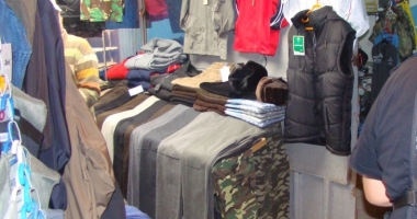 Haine "de firmă", vândute turiștilor în plină stradă