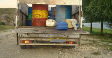 Stire din Eveniment : Galerie FOTO. Peste o tonă de motorină, confiscată de Garda de Coastă