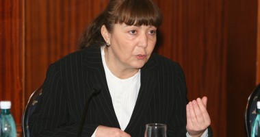 Stire din Politică-Administrație : Monica Macovei sare la gâtul parlamentarilor "mânjiți"