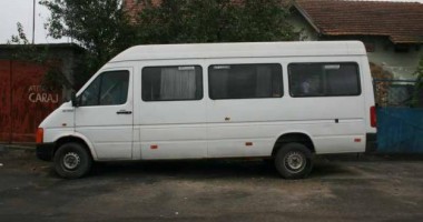 Șofer de microbuz bătut de doi călători