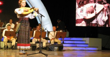 Stire din Cultură-Educație : Festivalul Național al Cântecului  și Dansului Popular  se pregătește să urce pe scenă
