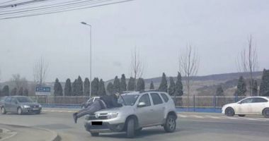 Stire din Eveniment : SCENE TERIBILE ÎN TRAFIC. BĂRBAT PLIMBAT PE CAPOTA UNEI MAȘINI