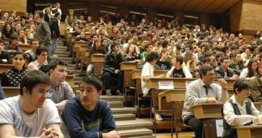 Stire din Cultură-Educație : Cresc bursele pentru studenți. Criteriile de acordare, valoarea acestora și reguli pentru universități