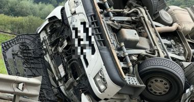 Accident la Constanţa! TIR plin cu cereale, răsturnat pe şosea