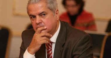 Stire din Politică-Administrație : Adrian Năstase, condamnat la doi ani de închisoare în dosarul "Trofelul Calității"