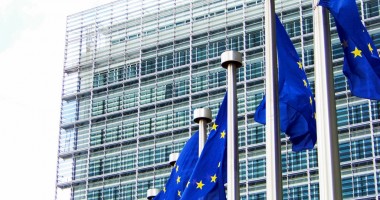 Stire din Economie : România vrea mai mulți bani de la UE, dar nu-i poate cheltui