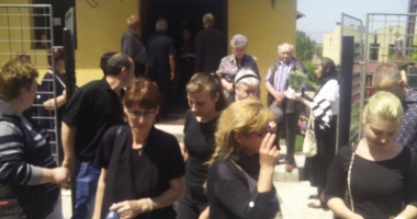 GALERIE FOTO ȘI VIDEO. DURERE NEMĂRGINITĂ... ZECI DE OAMENI ȘI-AU LUAT RĂMAS BUN DE LA ADRIANA FARCAȘ - 10