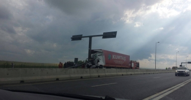 Stire din Eveniment : ACCIDENT RUTIER la urcarea pe A4. Un TIR a intrat într-un stâlp