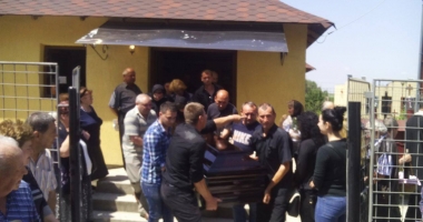GALERIE FOTO ȘI VIDEO. DURERE NEMĂRGINITĂ... ZECI DE OAMENI ȘI-AU LUAT RĂMAS BUN DE LA ADRIANA FARCAȘ - 11