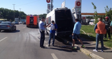 GALERIE FOTO ȘI VIDEO. INCENDIU PE BULEVARDUL TOMIS. MICROBUZ DE CĂLĂTORI, ÎN FLĂCĂRI! - 3