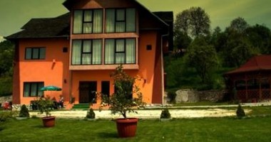 Stire din Economie : Ministerul Turismului / Jumătate dintre turiștii din pensiuni sunt cazați la negru