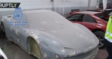 Galerie foto. Trei bărbați arestați, după ce au fost prinși că fabricau Ferrari și Lamborghini FALSE - 3