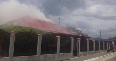Stire din Eveniment : GALERIE FOTO ȘI VIDEO. INCENDIU DE PROPORȚII LA CONSTANȚA. CASĂ MISTUITĂ DE FLĂCĂRI. DOUĂ VICTIME