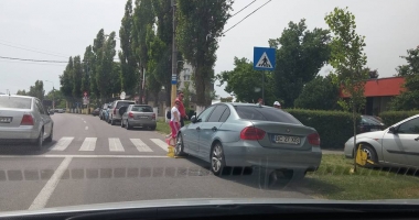 GALERIE FOTO. POLIȚIA NU IARTĂ NIMIC! ZECI DE MAȘINI PARCATE PRIN MAMAIA, "DECORATE" CU CARACATIȚE - 6