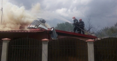 GALERIE FOTO ȘI VIDEO. INCENDIU DE PROPORȚII LA CONSTANȚA. CASĂ MISTUITĂ DE FLĂCĂRI. DOUĂ VICTIME - 3