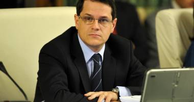 Stire din Politică-Administrație : Parlamentul votează astăzi nominalizarea lui Hellvig la conducerea SRI