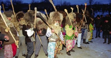 Stire din Eveniment : BĂTAIA TRADIȚIONALĂ de Anul Nou cu bâtele între cete de mascați, întreruptă de jandarmi