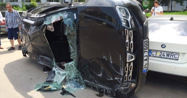GALERIE FOTO. ACCIDENT RUTIER SPECTACULOS LA CONSTANȚA. O MAȘINĂ S-A RĂSTURNAT, ÎN ZONA DACIA - 7