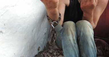 Stire din Eveniment : Percheziții la suspecți de trafic de persoane. Zeci de copii și adulți ar fi fost obligați să cerșească, să mănânce de pe jos și să muncească forțat
