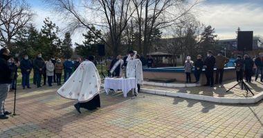 Galerie foto / Boboteaza, la Medgidia. Patru temerari, gata să sară după cruce, în Dunăre - 3