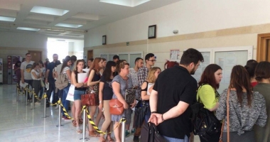 Nervi și aglomerație la înscrierea la Facultatea de Medicină / Sute de elevi așteaptă cu orele să se înscrie, "pilele" rezolvă în 5 minute - 2