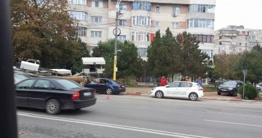 Se întâmplă în Constanța: mașină avariată de un utilaj căzut de pe platformă