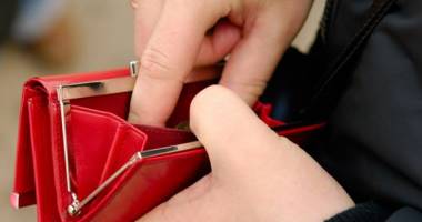 Stire din Politică-Administrație : Veste proastă pentru bugetari: Guvernul îngheață salariile angajaților la stat. Cine scapă