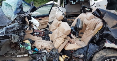 Imagini șocante. CARNAGIU CU TREI MORȚI, după ce un tânăr s-a izbit cu BMW-ul "de Bulgaria" într-un microbuz - 6