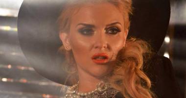 Stire din Monden : Oana Radu: "Nu vrea în ruptul capului să mă lase să mă mărit"