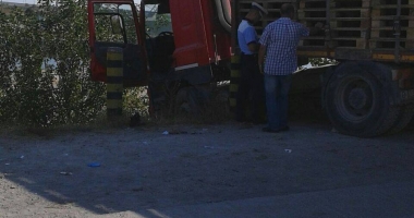 Galerie foto. ACCIDENT RUTIER ȘOCANT. ȘOFER STRIVIT DE PROPRIUL TIR, RĂMAS FĂRĂ PICIOARE - 3