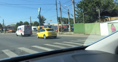 CUM AȘTEAPTĂ ȘMECHERII CU MAXI TAXI LA SEMAFOR - 1
