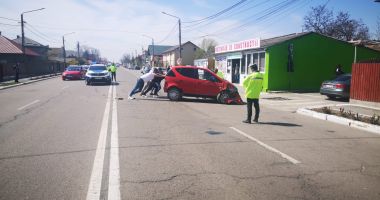GALERIE FOTO / Accident în fața Poliției Valu lui Traian. O femeie a fost rănită! - 3