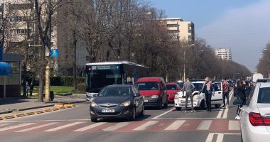 GALERIE FOTO / Accident rutier pe o arteră importantă a Constanței. O femeie a fost rănită - 2