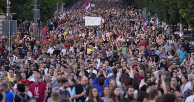 Sârbii au ieșit din nou în stradă protestând împotriva violenței. Este a cincea săptămână consecutiv