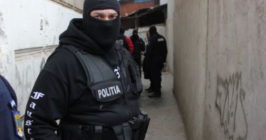Stire din Eveniment : JAF CA ÎN FILME / Au fost reținuți patru suspecți. Seiful furat nu a fost găsit