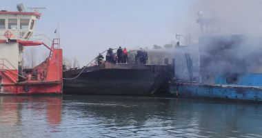 VIDEO. ALERTĂ! BARJĂ ÎN FLĂCĂRI! Echipajul, EVACUAT de urgență!