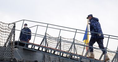 FOCAR DE COVID pe fregata „Regina Maria”. IMAGINI de la debarcarea militarilor, duși la Spitalul Militar „Portul” - 10