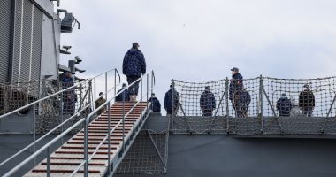 FOCAR DE COVID pe fregata „Regina Maria”. IMAGINI de la debarcarea militarilor, duși la Spitalul Militar „Portul” - 11