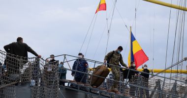 FOCAR DE COVID pe fregata „Regina Maria”. IMAGINI de la debarcarea militarilor, duși la Spitalul Militar „Portul” - 2