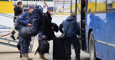 FOCAR DE COVID pe fregata „Regina Maria”. IMAGINI de la debarcarea militarilor, duși la Spitalul Militar „Portul” - 7