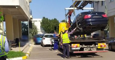 S-a întâmplat la Constanţa! Doi turiști au demontat plăcuțele de înmatriculare ale mașinilor. Iată cu ce scop - 2