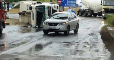 GALERIE FOTO / UPDATE. Șofer ÎNCARCERAT la Cernavodă, după ce s-a răsturnat cu TIR-ul - 4