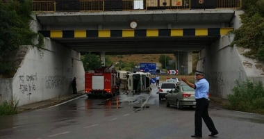 GALERIE FOTO / UPDATE. Șofer ÎNCARCERAT la Cernavodă, după ce s-a răsturnat cu TIR-ul - 3