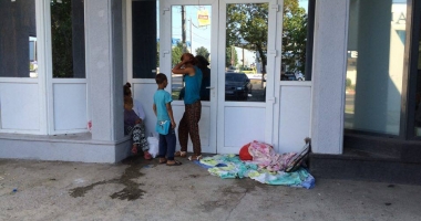 "TURISM" DE CONJUNCTURĂ LA CONSTANȚA. Povestea celor trei persoane pe care le vedeți zilnic în zona Billa - 2