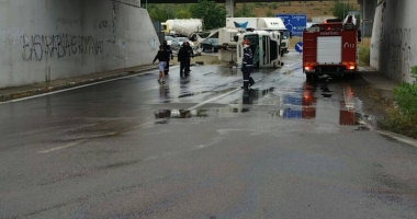 GALERIE FOTO / UPDATE. Șofer ÎNCARCERAT la Cernavodă, după ce s-a răsturnat cu TIR-ul - 6